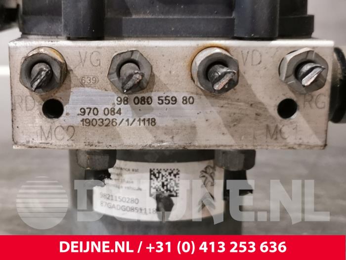 Używane Pompa ABS Citroen Jumpy 1.6 Blue HDi 95 Cena € 235,95 Z VAT oferowane przez van Deijne Onderdelen Uden B.V.