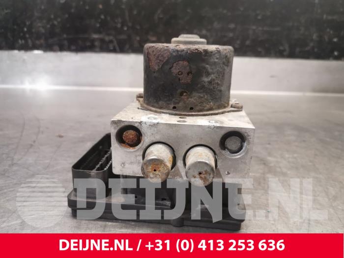 Usagé Pompe ABS Renault Maxity 3.0 DCI 150.35 Prix € 332,75 Prix TTC proposé par van Deijne Onderdelen Uden B.V.