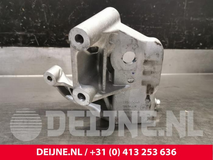 Engine mount from a Volvo V60 II (ZW) 2.0 D3 16V 2019
