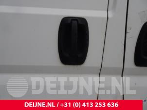 Used Sliding door handle, right Citroen Jumper (U9) 2.2 HDi 100 Euro 4 Price on request offered by van Deijne Onderdelen Uden B.V.