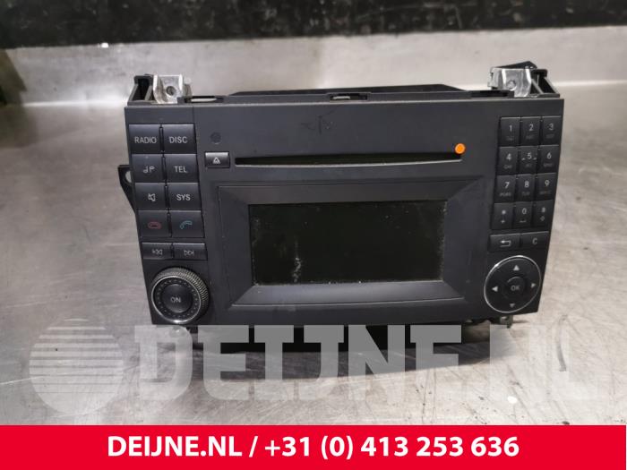 Radio from a Mercedes-Benz Vito (639.6) 2.2 116 CDI 16V Euro 5 2011