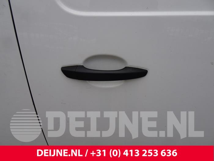 Schiebetürgriff links van een Opel Vivaro 1.5 CDTI 102 2020