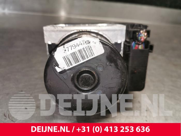 Używane Pompa ABS Volvo V60 I (FW/GW) 2.0 D3 16V Cena € 100,00 Procedura marży oferowane przez van Deijne Onderdelen Uden B.V.