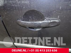 Gebrauchte Schiebetürgriff links Volkswagen Caddy Combi IV 1.4 TGI EcoFuel Preis auf Anfrage angeboten von van Deijne Onderdelen Uden B.V.