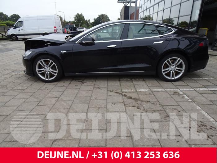 Używane Próg lewy Tesla Model S 85D Cena € 181,50 Z VAT oferowane przez van Deijne Onderdelen Uden B.V.
