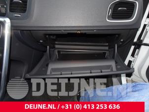 Używane Schowek w desce rozdzielczej Volvo V60 I (FW/GW) 2.4 D6 20V AWD Twin Engine Plug-in Hybrid Cena na żądanie oferowane przez van Deijne Onderdelen Uden B.V.
