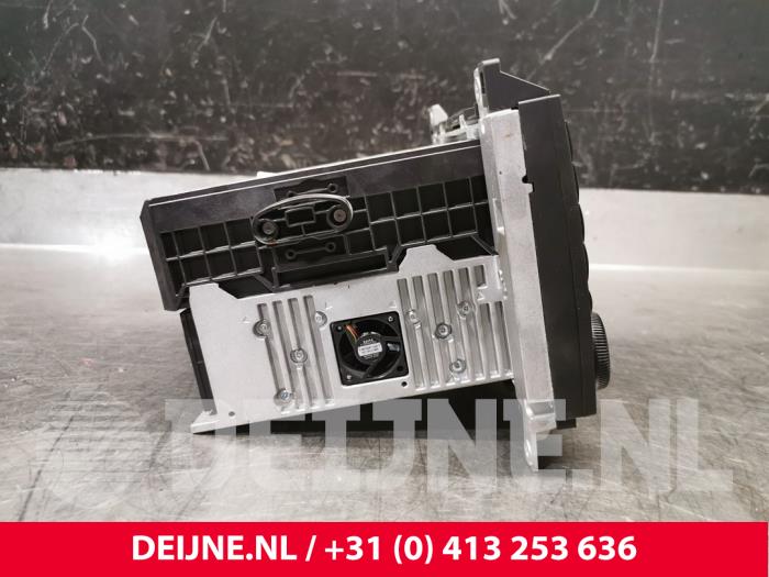 Radio from a Mercedes-Benz Vito (639.6) 2.2 110 CDI 16V Euro 5 2011