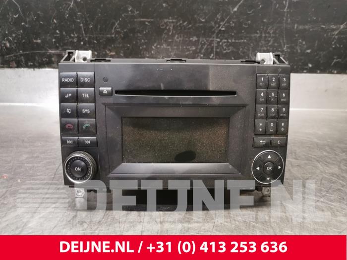 Radio from a Mercedes-Benz Vito (639.6) 2.2 110 CDI 16V Euro 5 2011