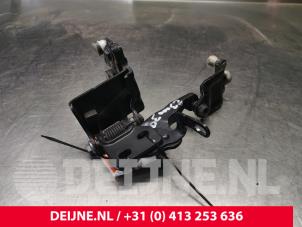 Używane Rolka drzwi przesuwnych prawych Ford Transit Custom 2.2 TDCi 16V Cena € 60,50 Z VAT oferowane przez van Deijne Onderdelen Uden B.V.