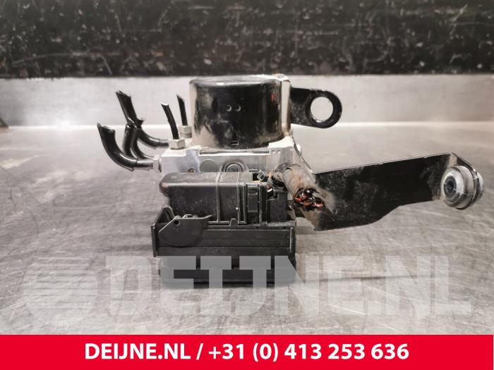 Używane Pompa ABS Volvo V40 (MV) 2.0 T2 16V Cena € 45,00 Procedura marży oferowane przez van Deijne Onderdelen Uden B.V.