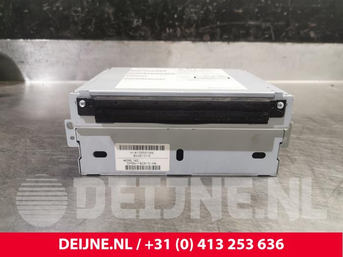 Używane Radio Volvo V60 I (FW/GW) 2.4 D6 20V Plug-in Hybrid AWD Cena € 100,00 Procedura marży oferowane przez van Deijne Onderdelen Uden B.V.