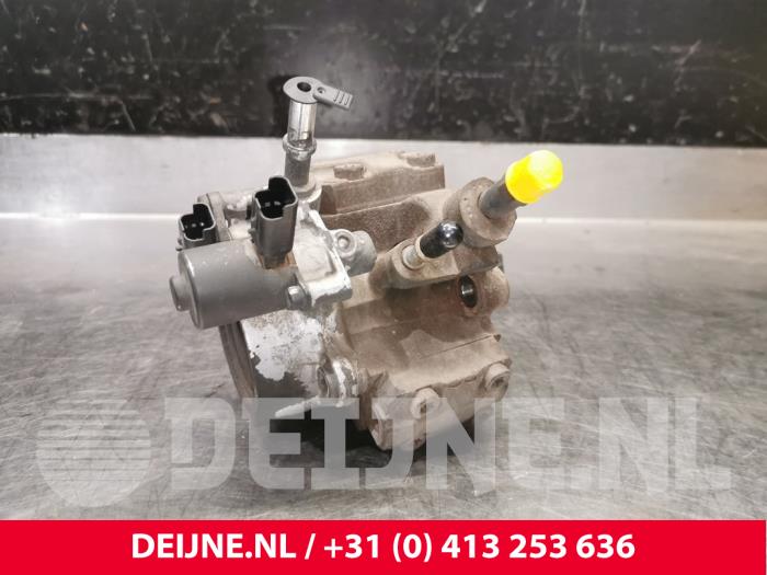 Mechanical fuel pump from a Peugeot Boxer (U9) 2.2 HDi 130 Euro 5 2013