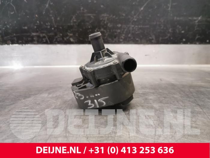 Begagnade Extra vattenpump Tesla Model S 85 Pris € 121,00 Inklusive moms erbjuds av van Deijne Onderdelen Uden B.V.
