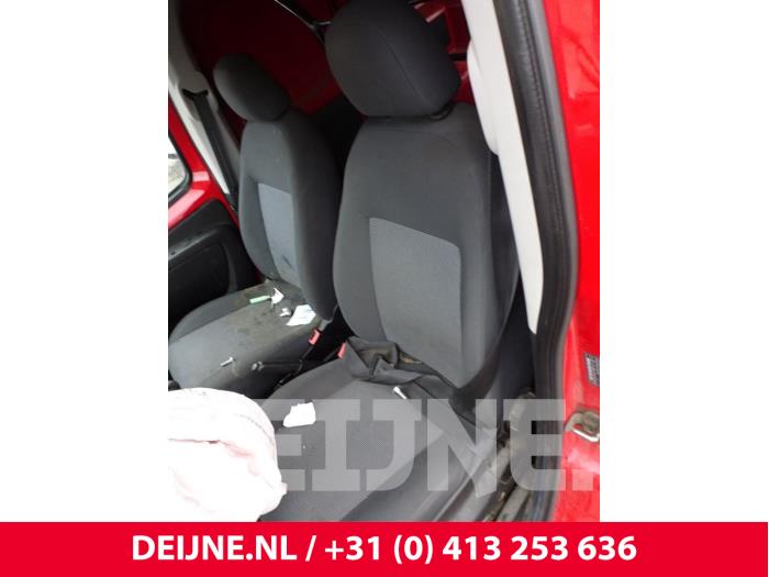 Siège gauche d'un Peugeot Bipper (AA) 1.3 HDI 2014