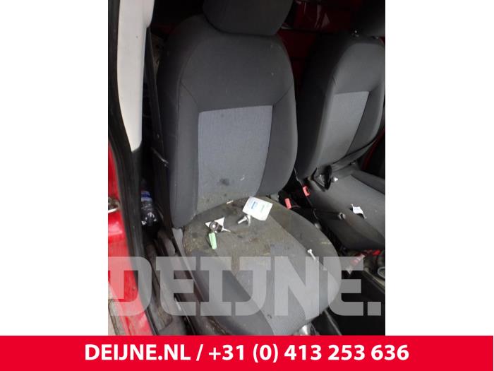 Siège droit d'un Peugeot Bipper (AA) 1.3 HDI 2014