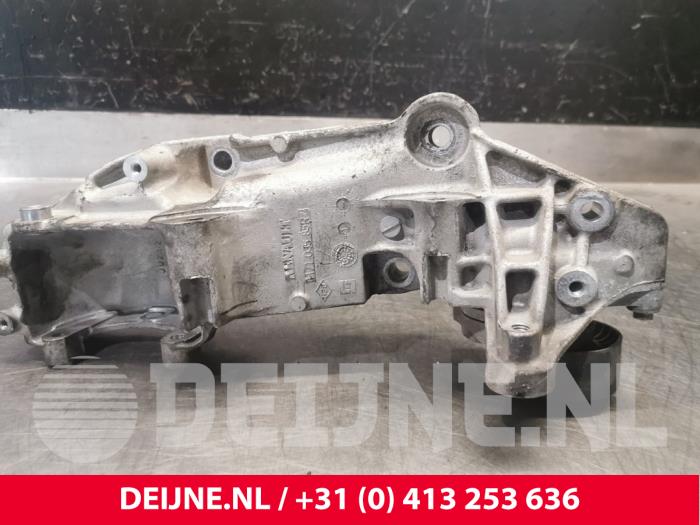 Support dynamo bas d'un Opel Movano  2012