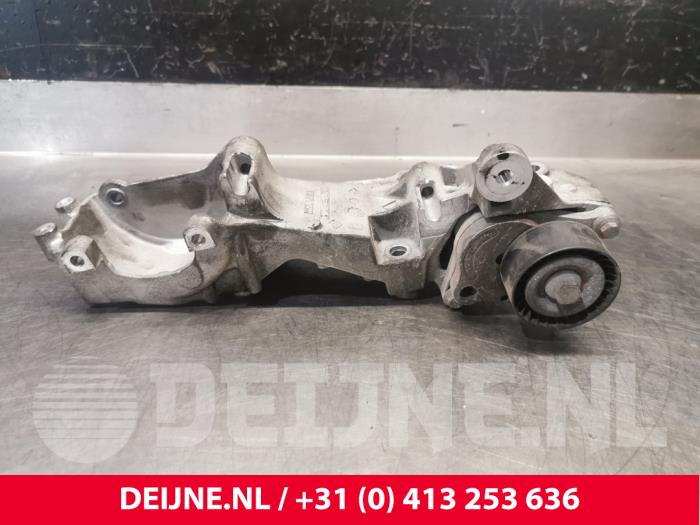 Usagé Support dynamo bas Opel Movano Prix € 36,30 Prix TTC proposé par van Deijne Onderdelen Uden B.V.