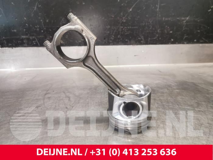 Kolben van een Volvo V70 (BW) 2.4 D5 20V 215 2015