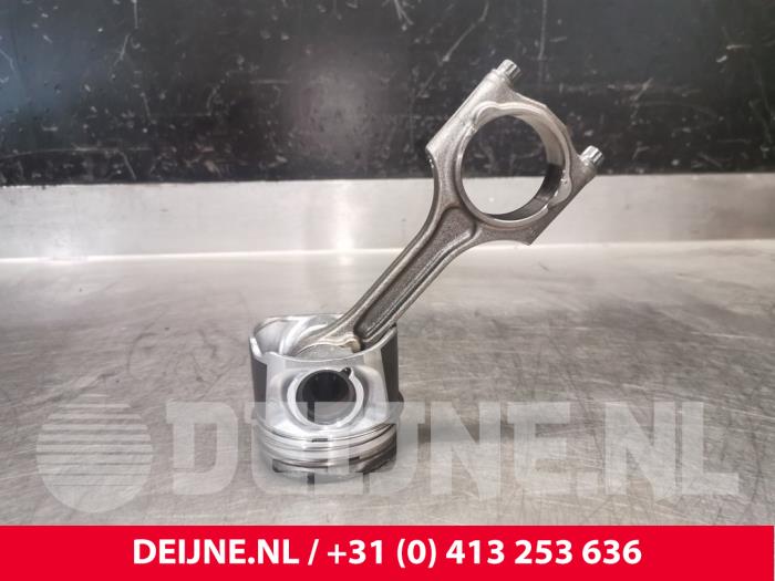 Używane Tlok Volvo V70 (BW) 2.4 D5 20V 215 Cena € 100,00 Procedura marży oferowane przez van Deijne Onderdelen Uden B.V.