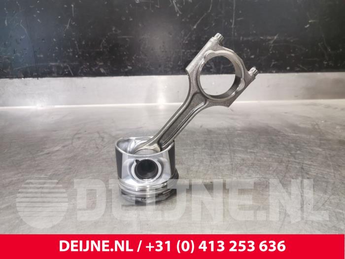 Używane Tlok Volvo V70 (BW) 2.4 D5 20V 215 Cena € 100,00 Procedura marży oferowane przez van Deijne Onderdelen Uden B.V.