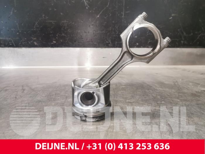 Używane Tlok Volvo V70 (BW) 2.4 D5 20V 215 Cena € 100,00 Procedura marży oferowane przez van Deijne Onderdelen Uden B.V.