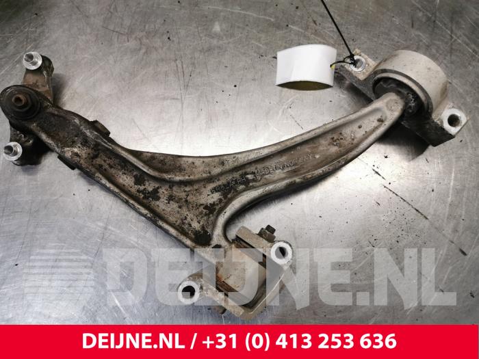 Front lower wishbone, right Volvo V60 II 2.0 D4 16V - 32370930