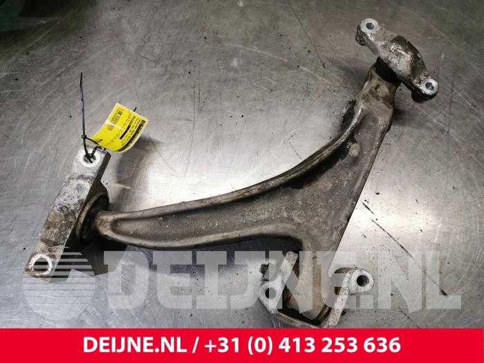 Front lower wishbone, right Volvo V60 II 2.0 D4 16V - 32370930