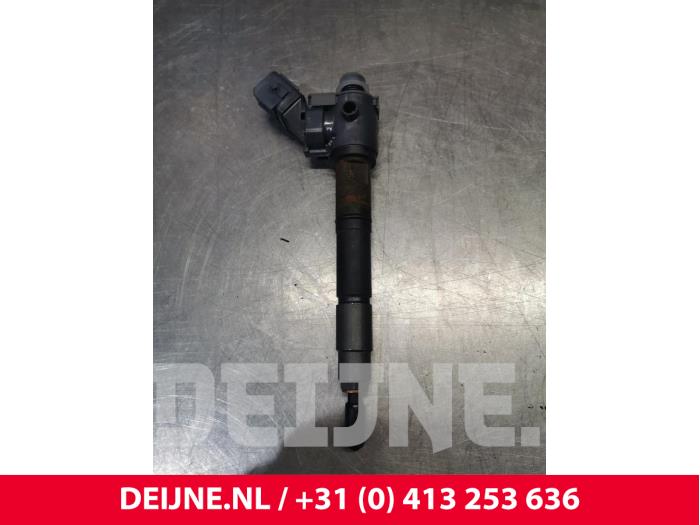 Injector (diesel) from a Volvo V40 (MV) 2.0 D2 16V 2018