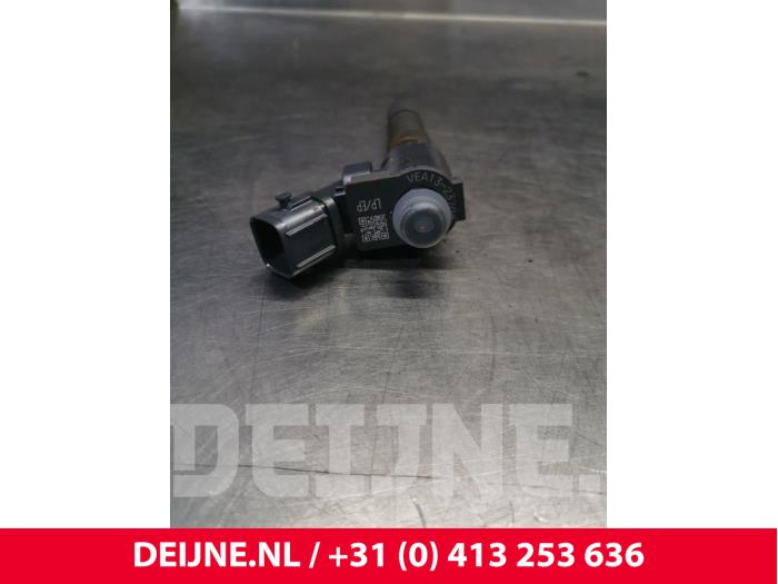 Injector (diesel) from a Volvo V40 (MV) 2.0 D2 16V 2018