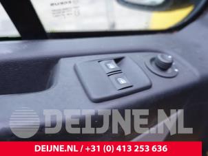 Usados Interruptor de ventanilla eléctrica Renault Trafic (1FL/2FL/3FL/4FL) 1.6 dCi 95 Precio de solicitud ofrecido por van Deijne Onderdelen Uden B.V.