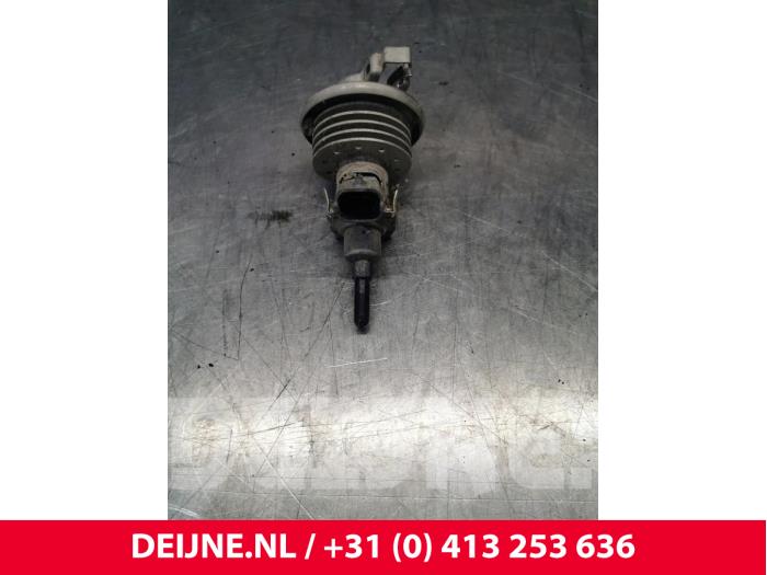 Usados Inyector Adblue Renault Trafic (1FL/2FL/3FL/4FL) 1.6 dCi 95 Precio € 181,50 IVA incluido ofrecido por van Deijne Onderdelen Uden B.V.