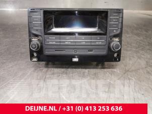 Używane Radio Volkswagen Crafter (SY) 2.0 TDI Cena € 302,50 Z VAT oferowane przez van Deijne Onderdelen Uden B.V.