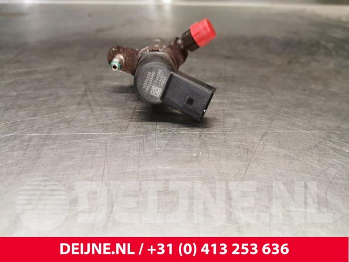 Injector (diesel) from a Volvo V70 (BW) 1.6 DRIVe,D2 2013