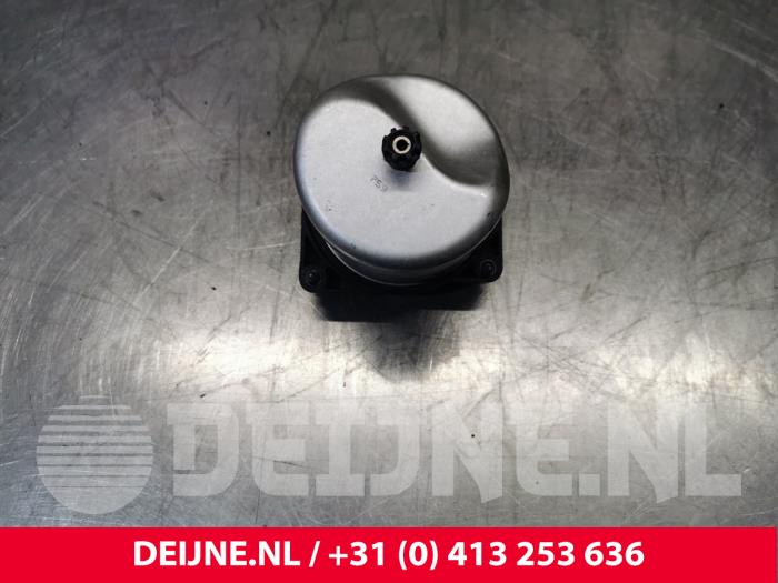 Fuel filter housing from a Volvo V60 II (ZW) 2.0 D4 16V 2019