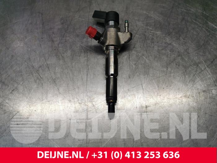 Injector (diesel) from a Volvo V40 Cross Country (MZ) 1.6 D2 2013