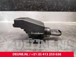 Usagé Serrure de contact + clé Volkswagen Crafter 2.5 TDI 30/32/35/46/50 Prix € 242,00 Prix TTC proposé par van Deijne Onderdelen Uden B.V.