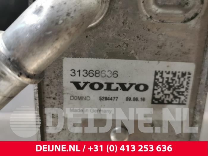 Refrigerador de aceite de un Volvo V60 I (FW/GW) 2.0 D4 16V 2016