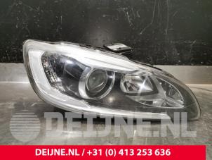 Used Headlight, right Volvo V60 I (FW/GW) 2.4 D6 20V Plug-in Hybrid AWD Price € 375,00 Margin scheme offered by van Deijne Onderdelen Uden B.V.