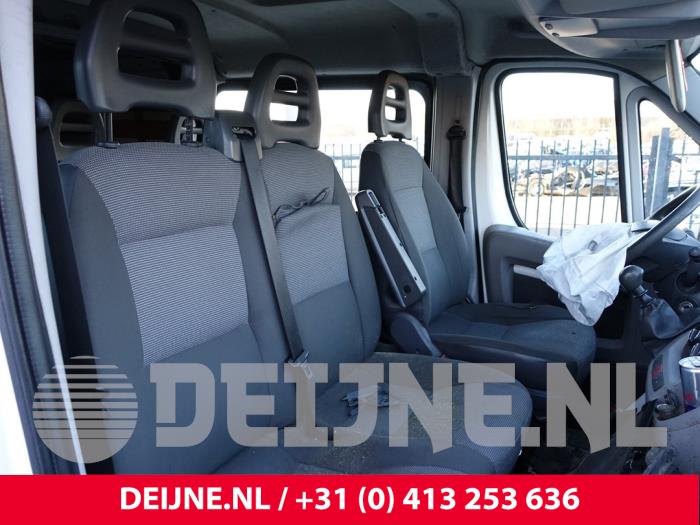 Double front seat, right from a Peugeot Boxer (U9) 2.2 HDi 100 Euro 4 2008