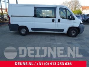 Used Sliding door rail, right Peugeot Boxer (U9) 2.2 HDi 100 Euro 4 Price on request offered by van Deijne Onderdelen Uden B.V.