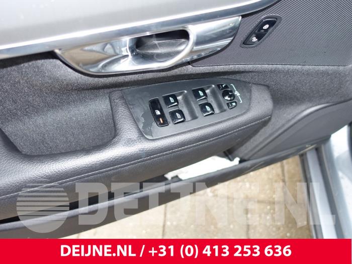 Interruptor de ventanilla eléctrica de un Volvo V90 2017