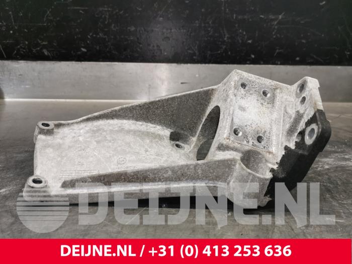 Engine mount from a Volvo V60 II (ZW) 2.0 D4 16V 2019