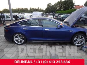 Gebrauchte Zusätzliches Fenster 4-türig rechts hinten Tesla Model S 85 Preis auf Anfrage angeboten von van Deijne Onderdelen Uden B.V.
