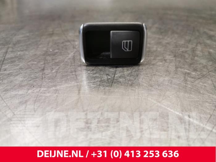 Usados Interruptor de ventanilla eléctrica Tesla Model S 75 Precio € 12,10 IVA incluido ofrecido por van Deijne Onderdelen Uden B.V.
