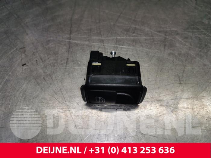 Usados Interruptor de ventanilla eléctrica Tesla Model S 75 Precio € 12,10 IVA incluido ofrecido por van Deijne Onderdelen Uden B.V.