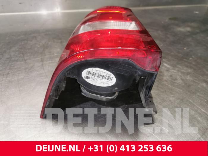 Luz trasera izquierda de un Mercedes-Benz Vito (447.6) 2.0 114 CDI 16V 2020
