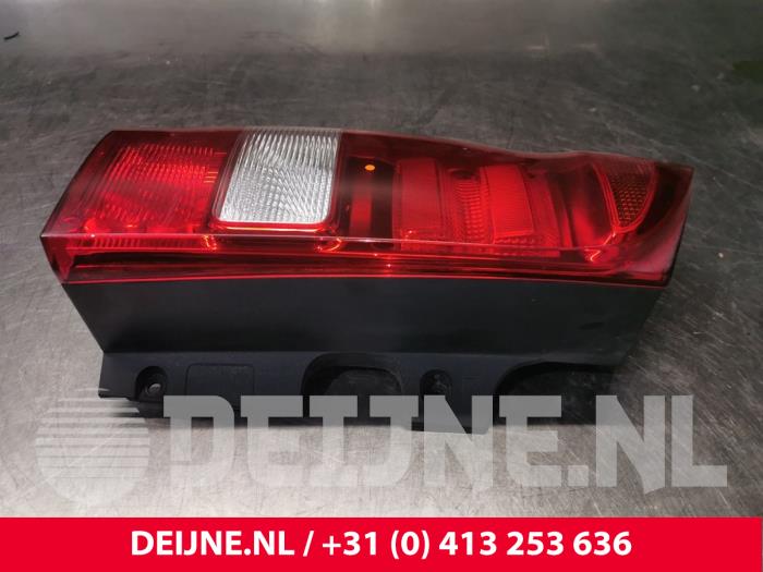 Luz trasera izquierda de un Mercedes-Benz Vito (447.6) 2.0 114 CDI 16V 2020