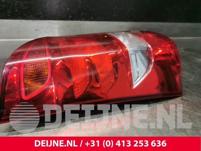 Rücklicht links van een Mercedes-Benz Vito (447.6) 2.0 114 CDI 16V 2020