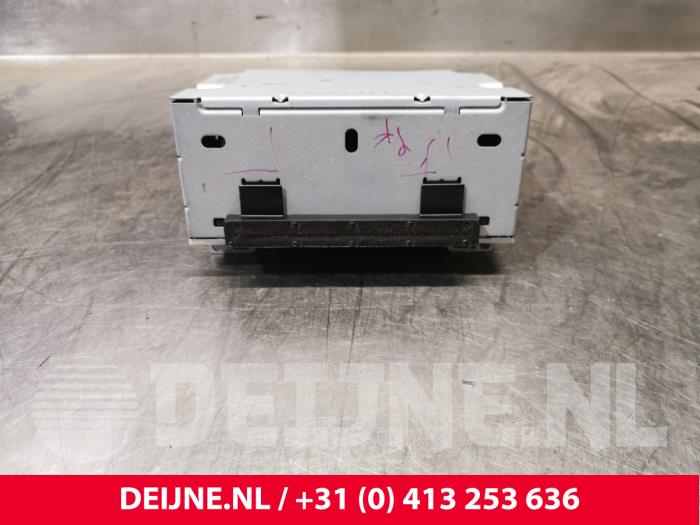 Używane Odtwarzacz CD Ford Transit Custom 2.2 TDCi 16V Cena € 151,25 Z VAT oferowane przez van Deijne Onderdelen Uden B.V.