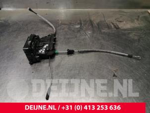 Używane Mechanizm blokady drzwi lewych wersja 2-drzwiowa Mercedes Vito (447.6) 2.0 114 CDI 16V Cena € 48,40 Z VAT oferowane przez van Deijne Onderdelen Uden B.V.